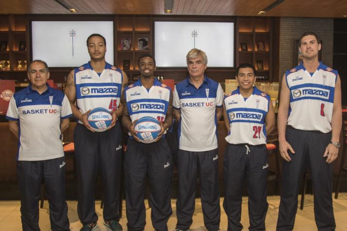 La UC presenta a su nuevo plantel de básquetbol y premia a sus fanáticos