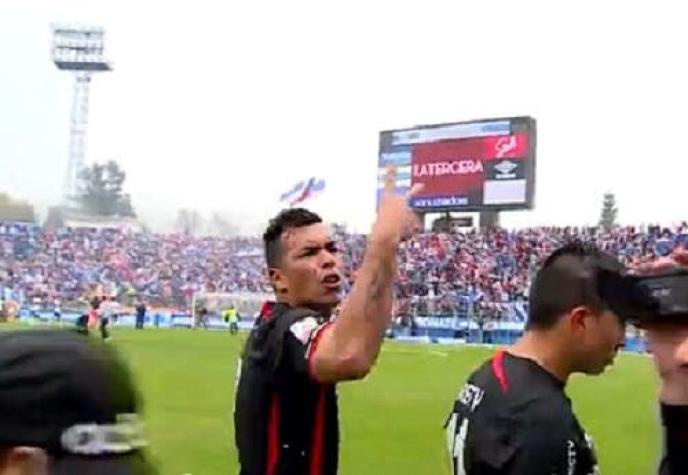 Paredes hizo gesto de “segundones” y discutió con hinchas de la UC