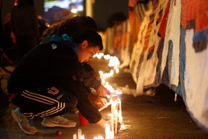 Hinchas de la U realizan velatón en honor a fallecido “Bombero” Ibáñez