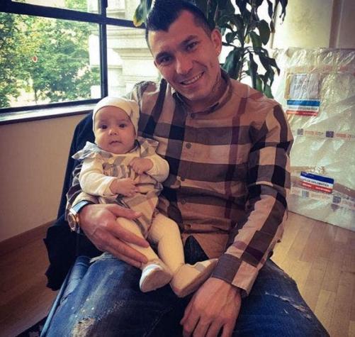 [FOTO] Gary Medel comparte imagen de paseo junto a su hija