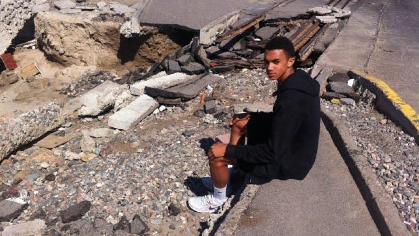 Volante de Inglaterra queda impactado tras visitar zona afectada por tsunami en Coquimbo