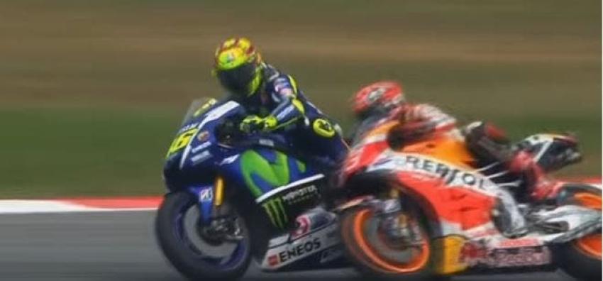 [VIDEO] Moto GP: Polémica por patada de Valentino Rossi que botó a rival en Malasia