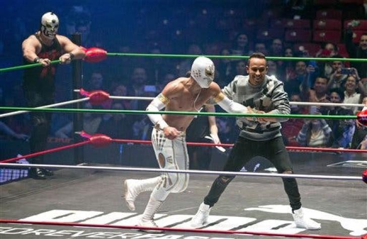 Piloto Lewis Hamilton deslumbra como luchador en México