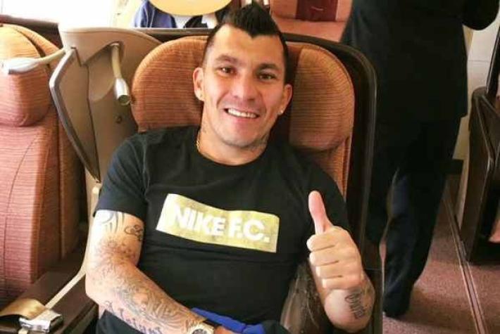 Gary Medel rinde homenaje a Nestor Isella