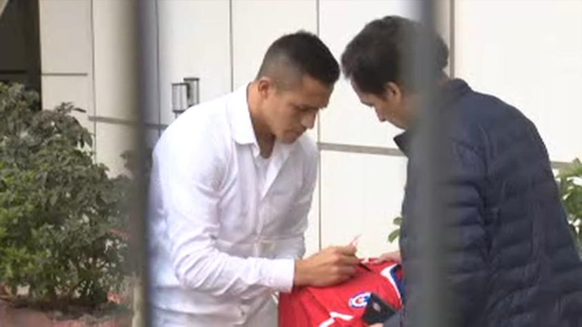 Alexis Sánchez llega a Chile en silencio y firma camiseta a hincha