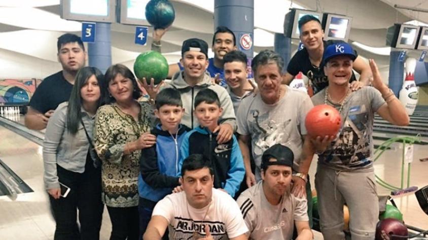 Gary Medel disfruta de la tarde libre jugando bowling