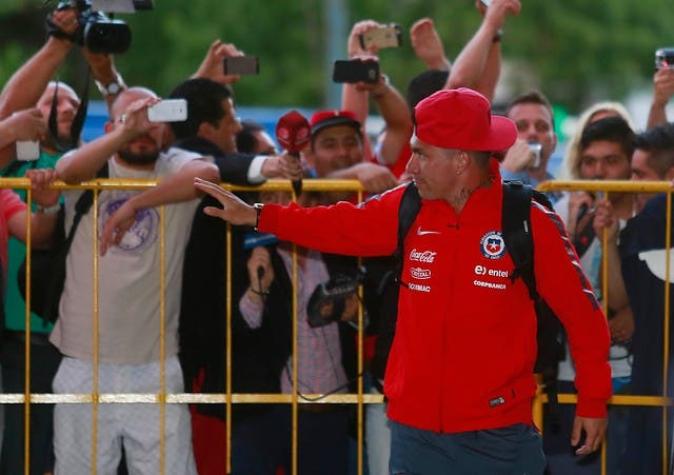 [VIDEO] Gary Medel cumplió con hincha: Lo buscó fuera del hotel y le regaló entradas