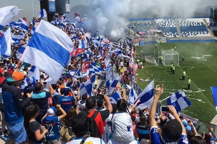 Hinchas de la UC realizan masivo “Banderazo” en antesala del clásico con la U