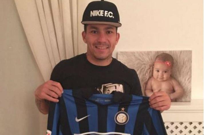 [FOTO] Gary Medel dona camiseta del Inter para ayudar a la Teletón
