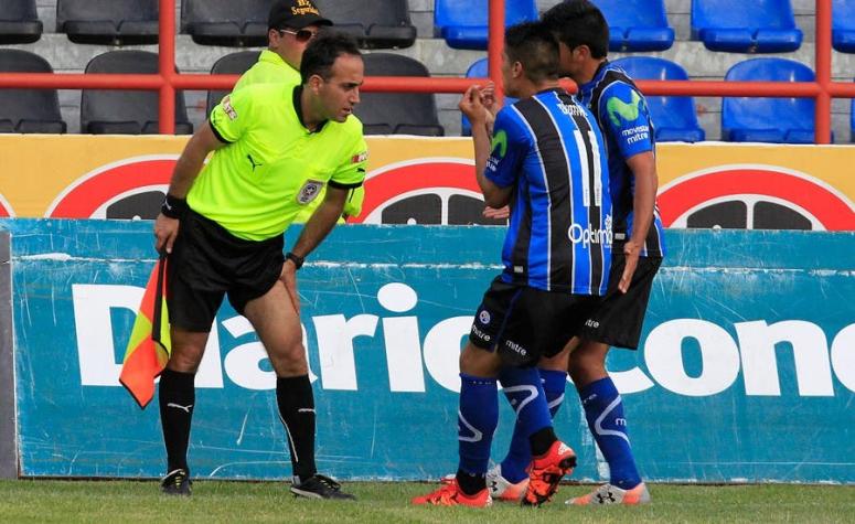 [VIDEO] La "gran Rivaldo" de juez asistente en duelo entre Huachipato y Palestino