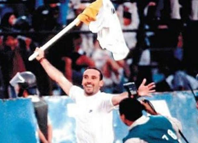 [VIDEO] Triunfo de Colo Colo ante la U en Copa Chile 1996 y festejo de Espina con el banderín