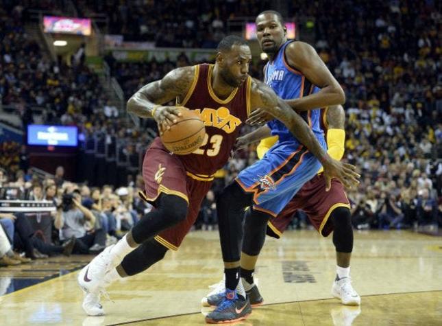 La aparatosa caída de LeBron James que mandó a una aficionada al hospital