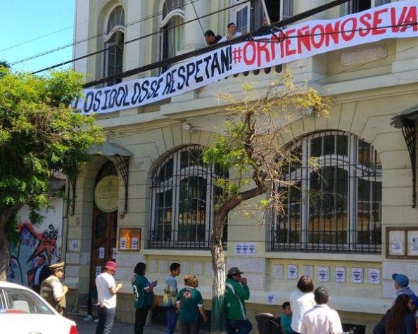 Hinchas de Wanderers se toman sede del club para exigir la continuidad de Ormeño
