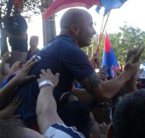 Jorge Sampaoli saluda a hinchas de la "U" que realizaron banderazo en su apoyo