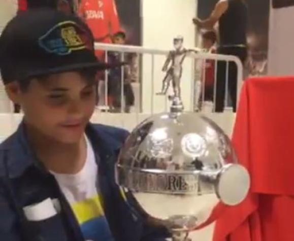 [VIDEO] La emoción de un hincha ciego de River Plate al tocar la Copa Libertadores