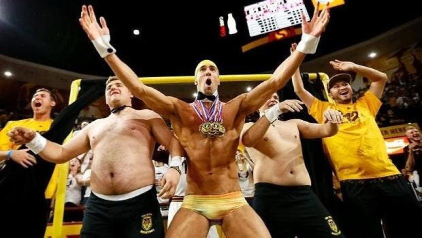 [VIDEO] Nadador Michael Phelps se desnuda para distraer a un jugador de baloncesto