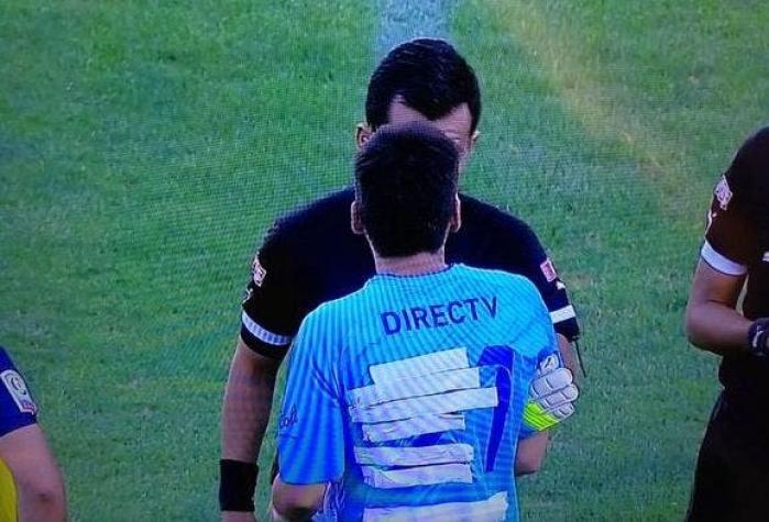 [FOTO] La curiosa camiseta que tuvo que usar Cristopher Toselli en partido de la UC