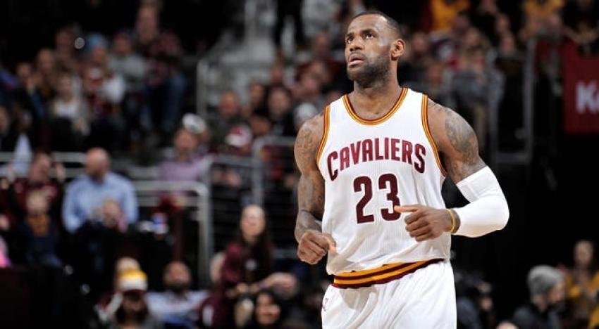 LeBron logra registró histórico de 'triple-doble' en su carrera en la NBA