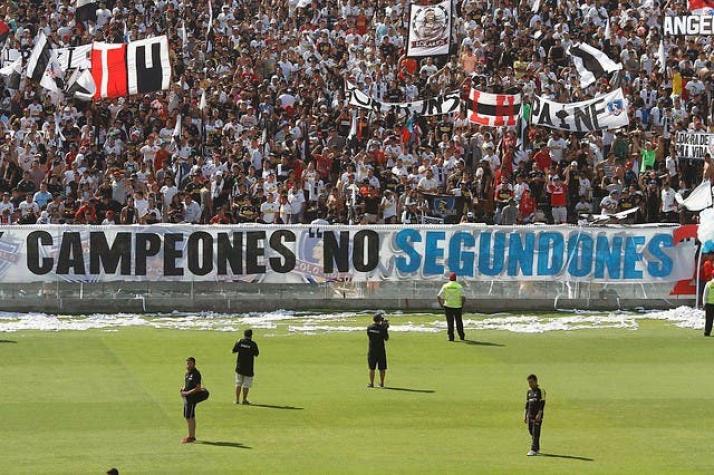 [VIDEO] Más de 10 mil hinchas animan “arengazo” de Colo Colo y dedican lienzo a la UC