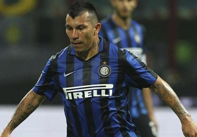 [FOTO] Gary Medel sorprende con "acrobática" imagen de su pequeña hija