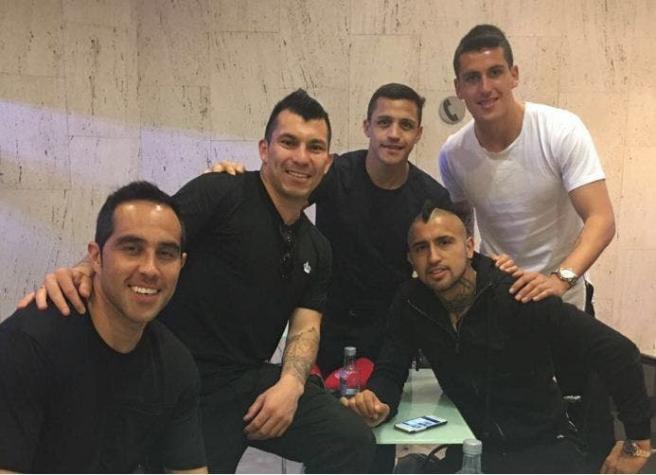 [FOTO] Gary y su pandilla: La imagen de Medel y sus compañeros de "La Roja" viajando a Chile