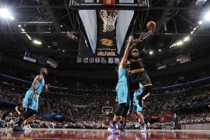 NBA: LeBron sigue encendido y Harden le roba el show a Durant