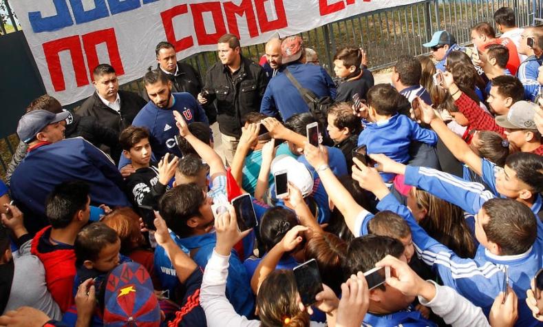 [VIDEO] Incidentes en el complejo de la U tras banderazo realizado por grupo de hinchas