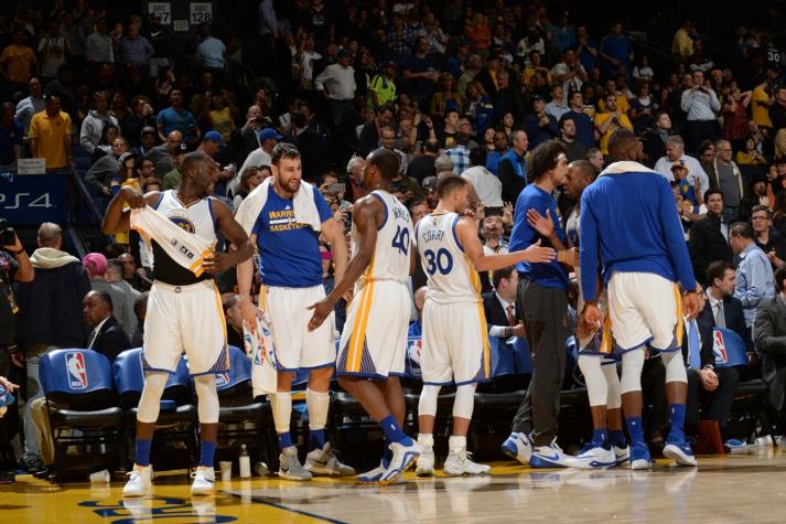 GS Warriors derrota a los Spurs y siguen vivos por el récord en la NBA