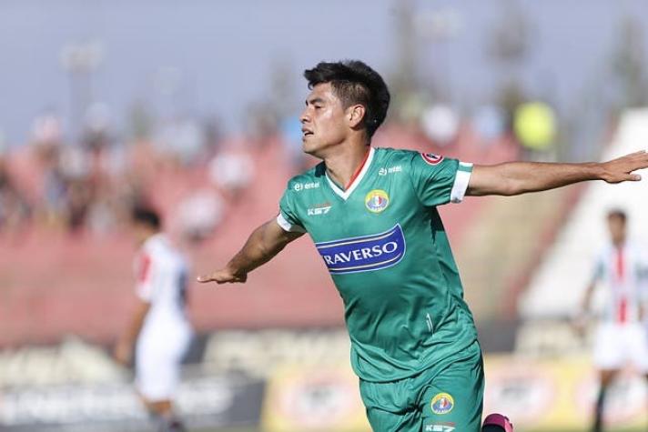 Audax Italiano renueva a su goleador: Felipe Mora firma por dos temporadas más