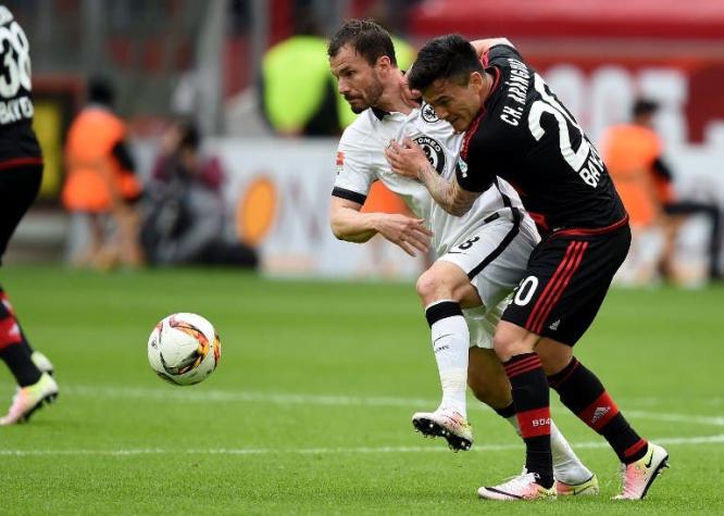 Charles Aránguiz fue por primera vez titular y brindó pase gol en triunfo del Leverkusen