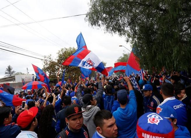 [VIDEO] Hinchas de la U realizaron banderazo en antesala del clásico con la UC