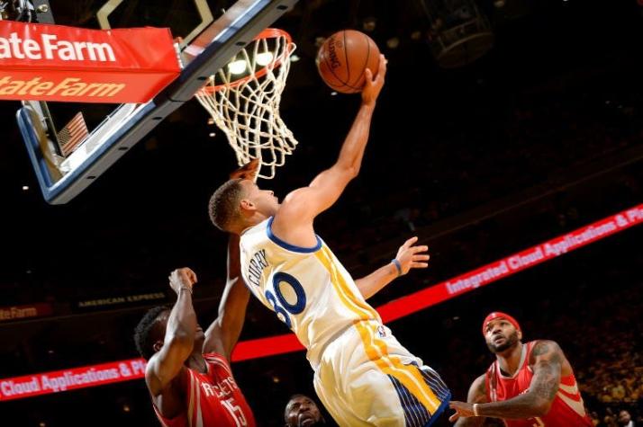 Warriors con Stephen Curry arrancan con un triunfo en los playoffs de la NBA