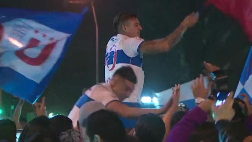 [VIDEO] Los festejos de Castillo y Bravo junto a los hinchas de la UC en Plaza Italia