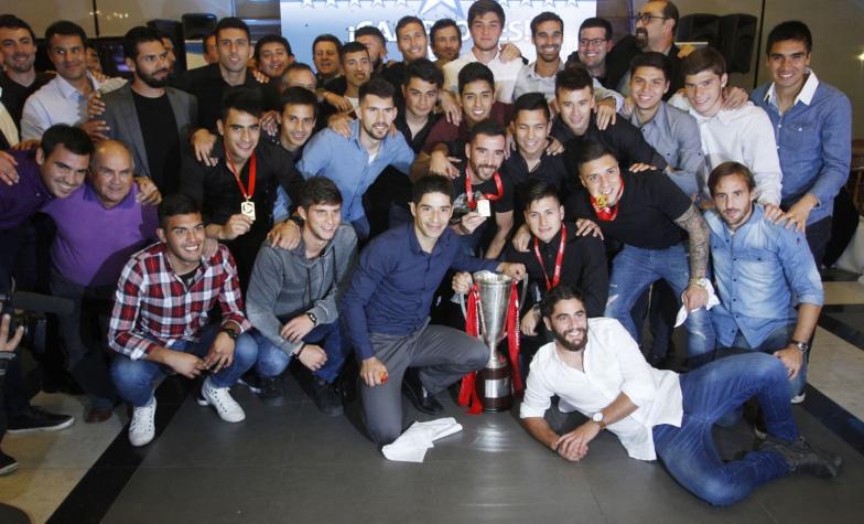 El íntimo festejo de la UC: Colorida combi de Álvarez se roba las miradas