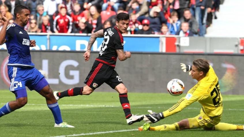 Charles Aránguiz marca golazo en triunfo del Leverkusen que clasifica a Champions