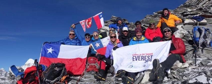 Equipo chileno coloca su bandera en la cima del Everest