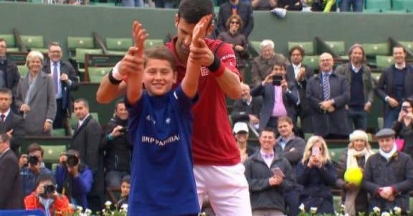 [VIDEO] El particular festejo de Novak Djokovic con un pasapelotas en Roland Garros