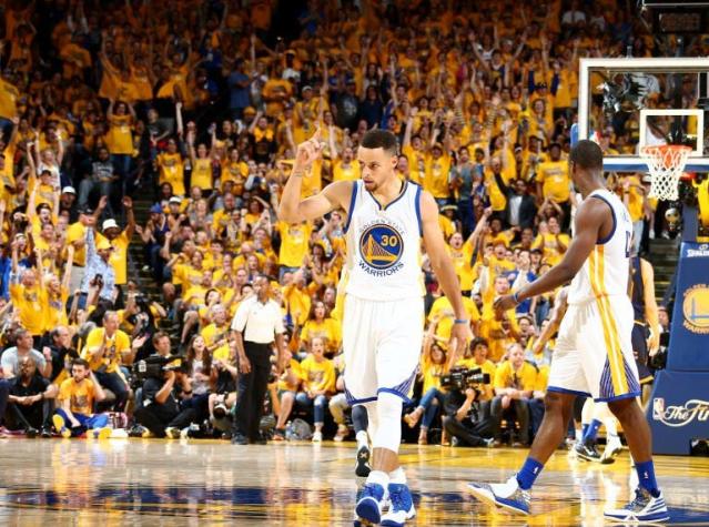GS Warriors arrollan a Cleveland Cavaliers y extienden ventaja en la final