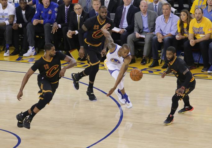 James e Irving dan vida a los Cavaliers en final de NBA ante Warriors