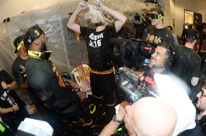 Jugador campeón de la NBA celebró título emulando a leyenda de la WWE