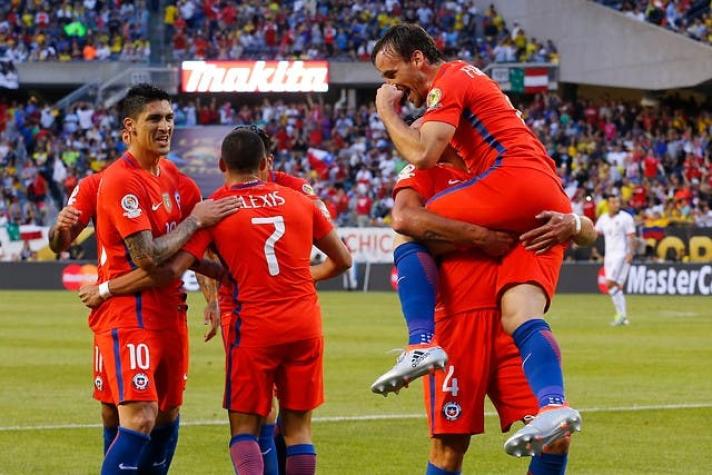 [EN VIVO] Hinchas celebran en Plaza Italia el triunfo de Chile frente a Colombia