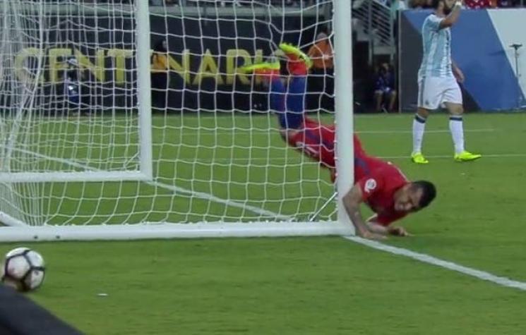 [VIDEO] La notable broma de Gary Medel tras su choque con el arco en el gran final