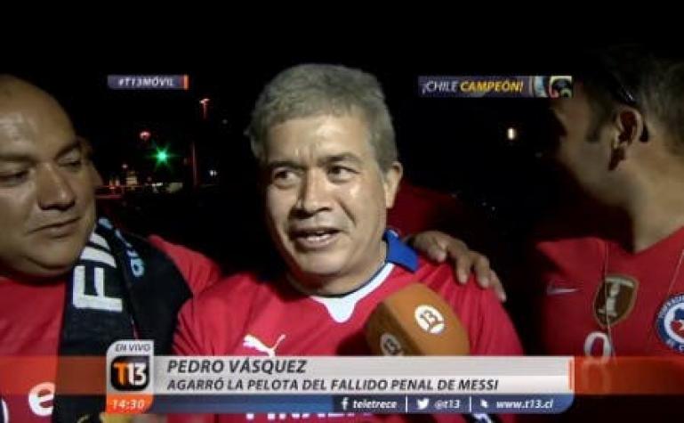 [VIDEO] Un hincha chileno agarró la pelota del penal que falló Messi ante "La Roja"