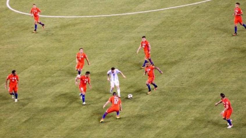 La historia detrás de la foto de Lionel Messi marcado por varios jugadores de Chile