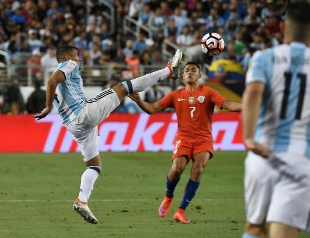 Alexis no fue el primero: Lateral argentino dejó "huella" en delantero francés en 2015