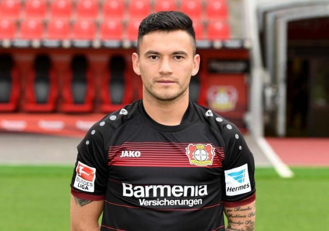 Charles Aránguiz lució nueva camiseta del Bayer Leverkusen en fotografía oficial del equipo