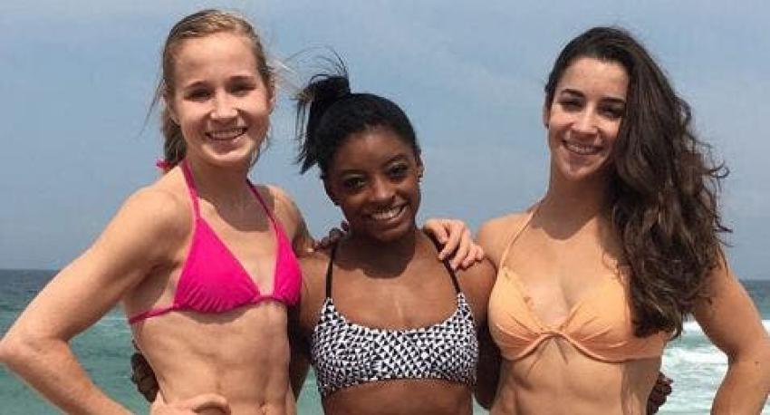 Simone Biles y sus compañeros se relajan en playas de Brasil tras los Juegos Olímpicos