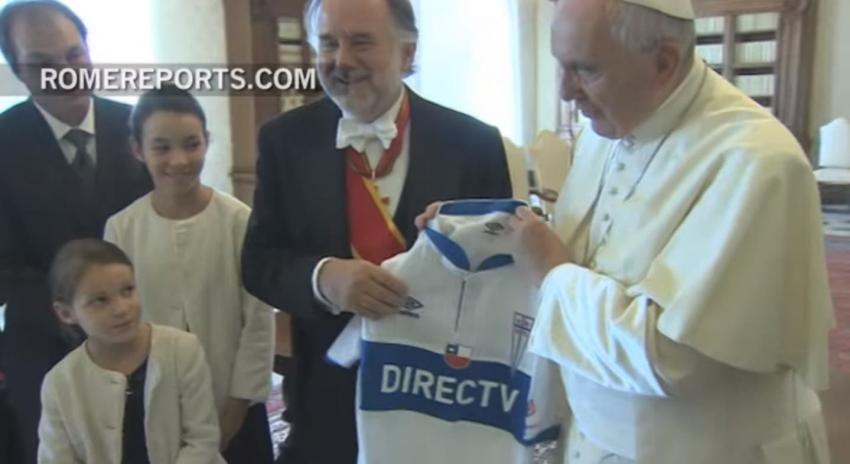 Papa Francisco recibió camiseta de Universidad Católica