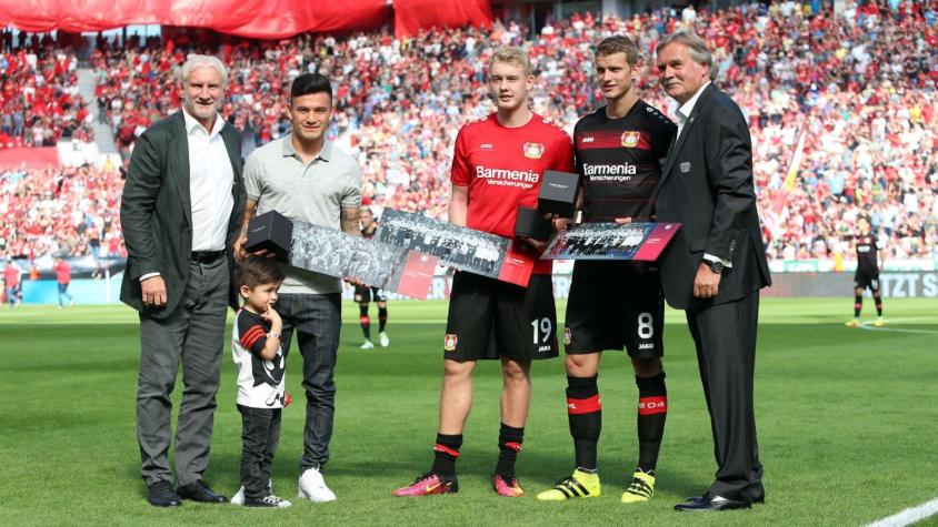 Charles Aránguiz recibe homenje en Bayer por título de Copa América Centenario con Chile