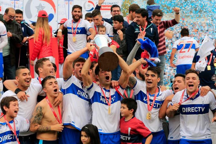 Hinchas de la UC podrán fotografiarse gratuitamente con trofeos de campeón